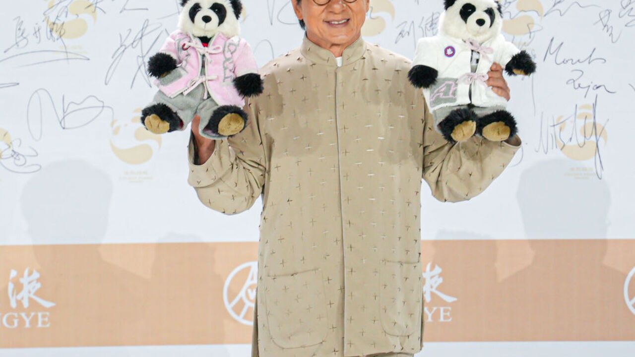 Siwe włosy i zmarszczki: 70-letni Jackie Chan reaguje na plotki o problemach zdrowotnych