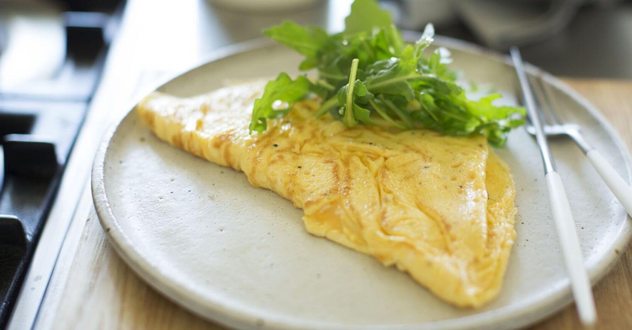 Tastier than scrambled eggs and poached eggs: French two-egg and butter omelette in 1 minute