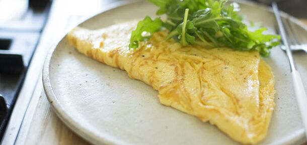 Tastier than scrambled eggs and poached eggs: French two-egg and butter omelette in 1 minute