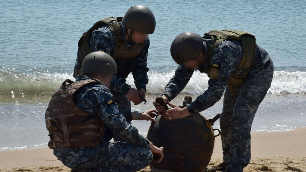 Bomb squad blows up a sea mine washed up on Odesa coast. Video