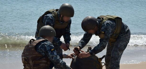 Saperzy wysadzają minę morską wyrzuconą na brzeg Odessy. Wideo
