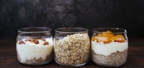 Easy and healthy oatmeal and yogurt dessert: everyone can eat it