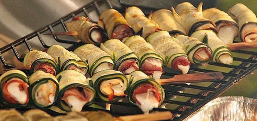 An alternative to stuffed cabbage: how to make delicious zucchini rolls for dinner