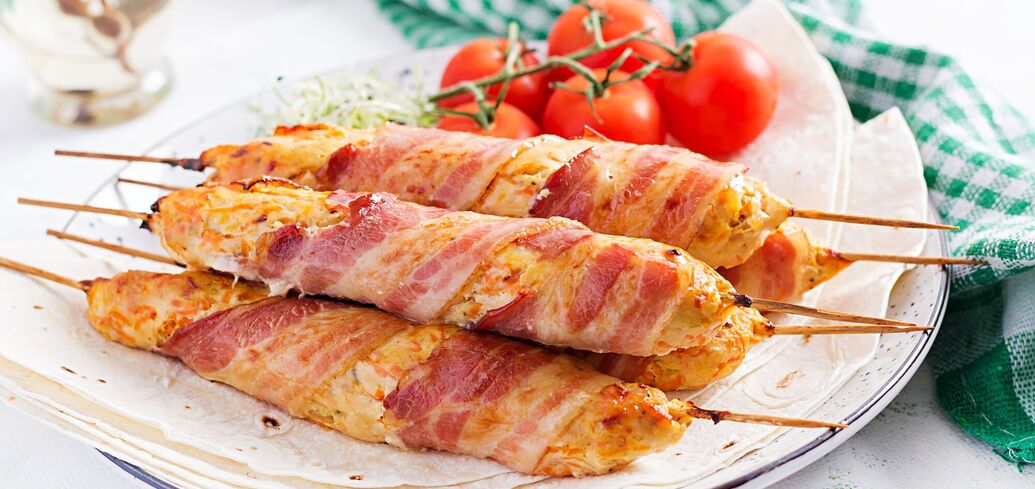 Chicken kebabs in bacon: a delicious summer dish in the oven