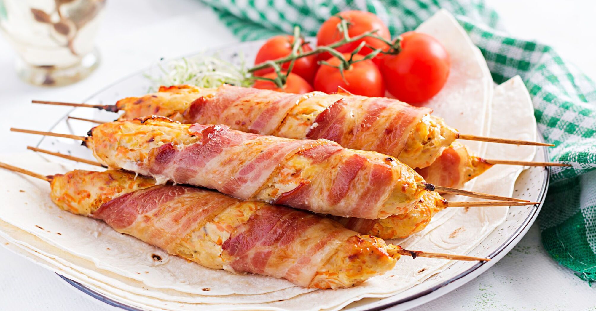Chicken kebabs in bacon: a delicious summer dish in the oven
