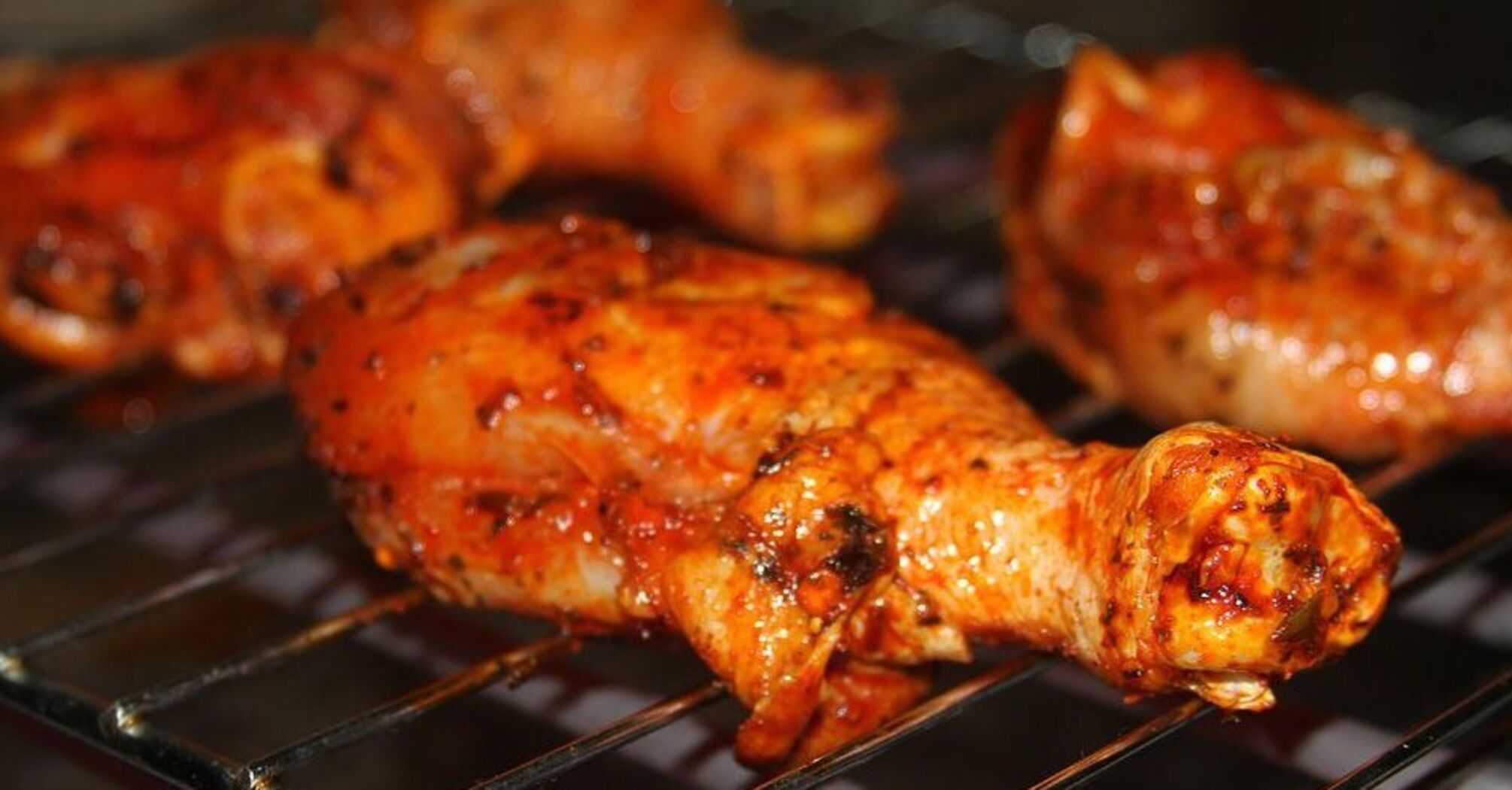 Soczyste udka z kurczaka na patelni: jakiego sosu użyć