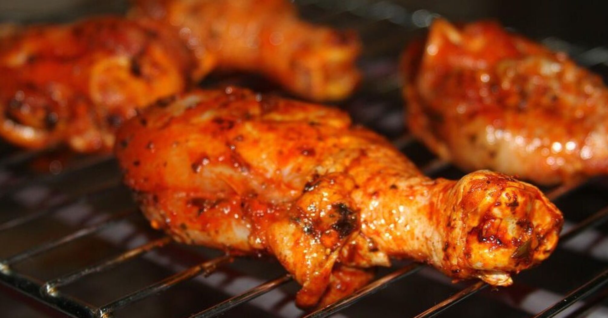 Juicy chicken thighs in a frying pan: what sauce to add