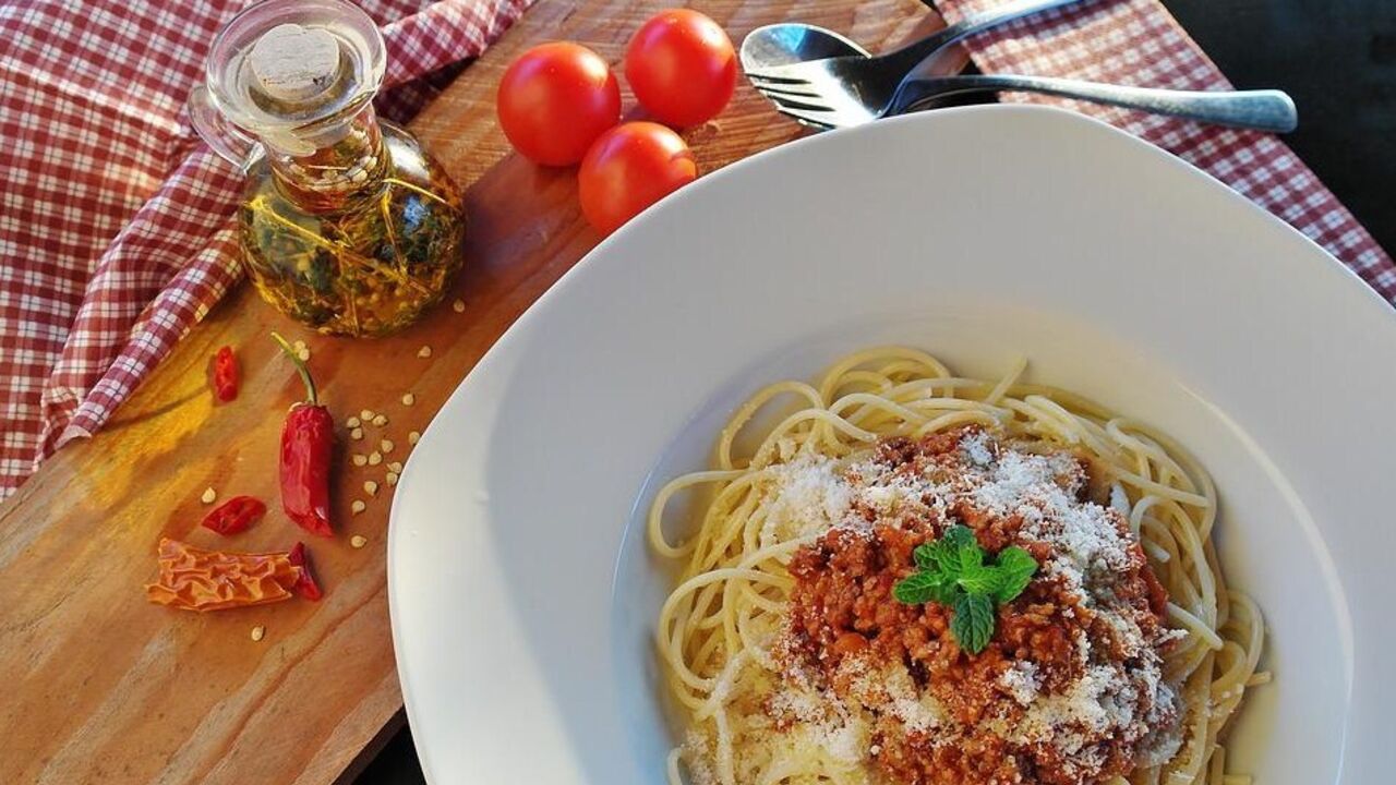 How to cook pasta with minced meat in the oven: a recipe for a simple dinner