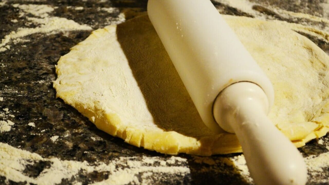 Instead of pies: galette with eggs, cheese and herbs in 30 minutes