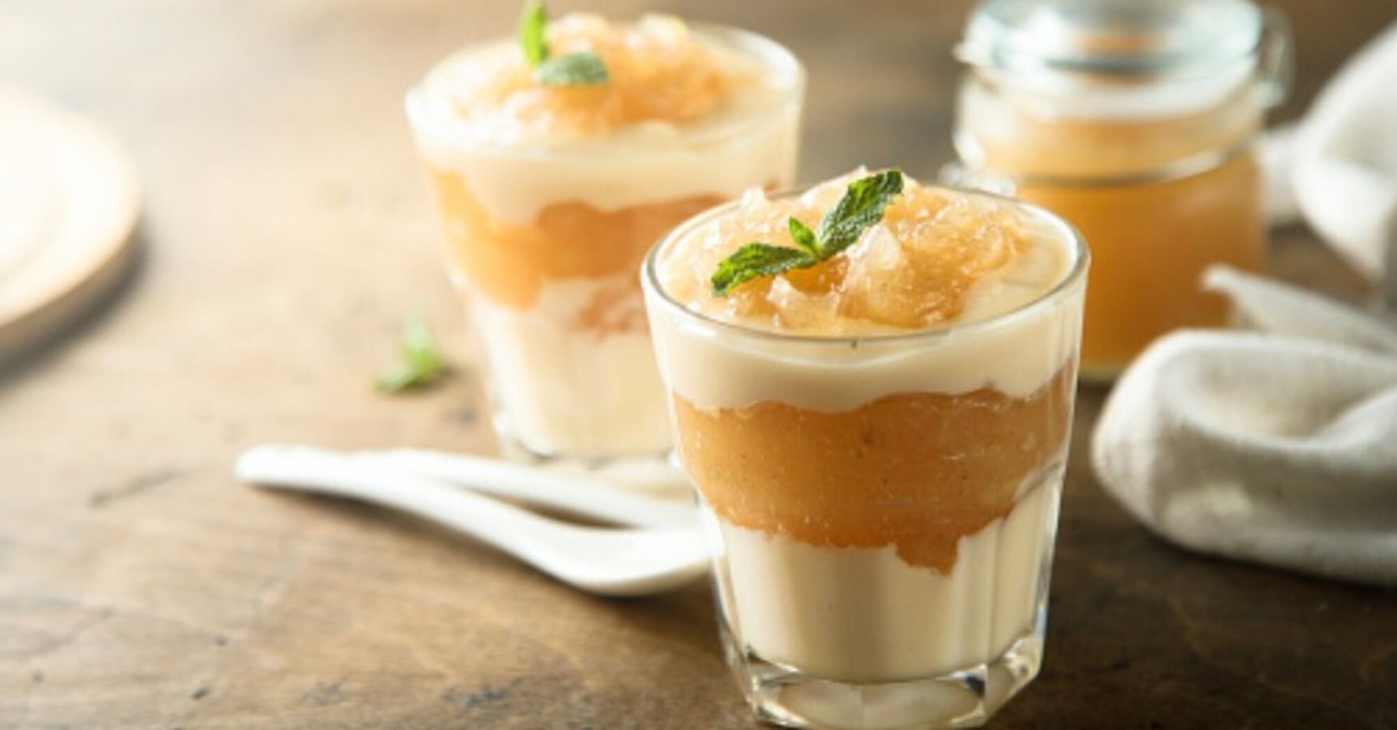 Three-ingredient dessert in a glass: no sugar and no baking