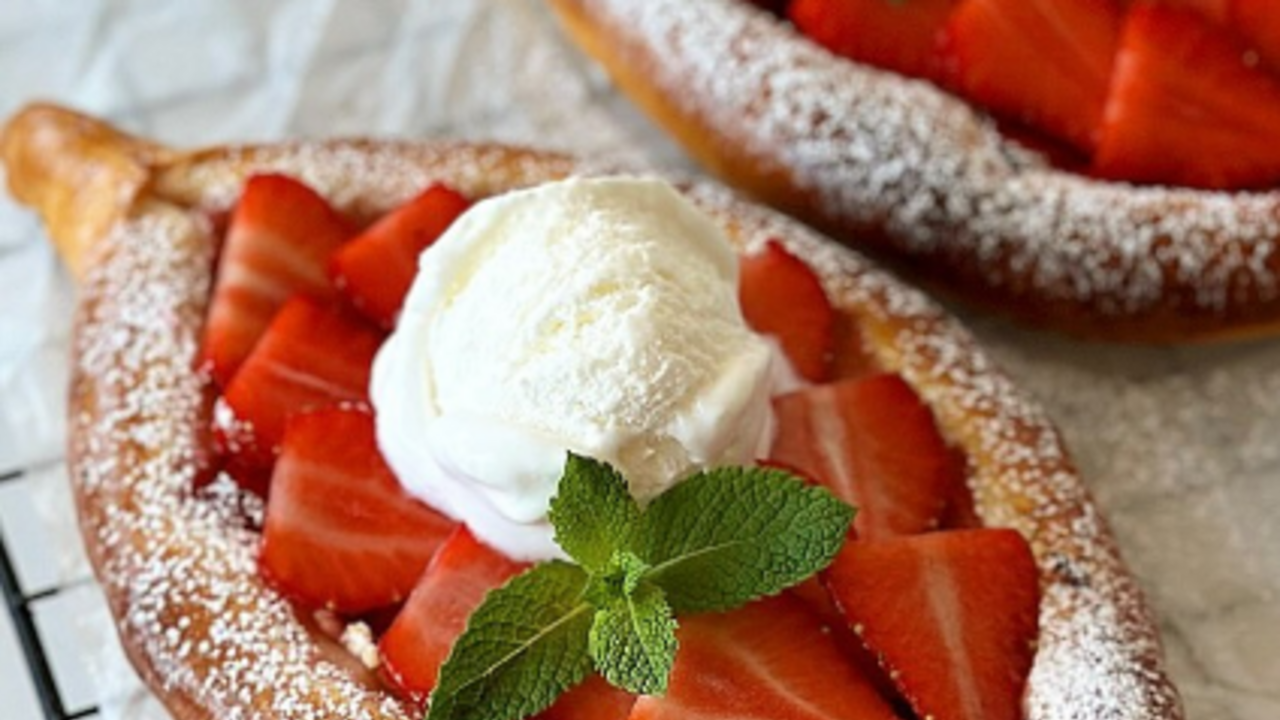 Sweet khachapuri instead of tea cakes: use seasonal strawberries