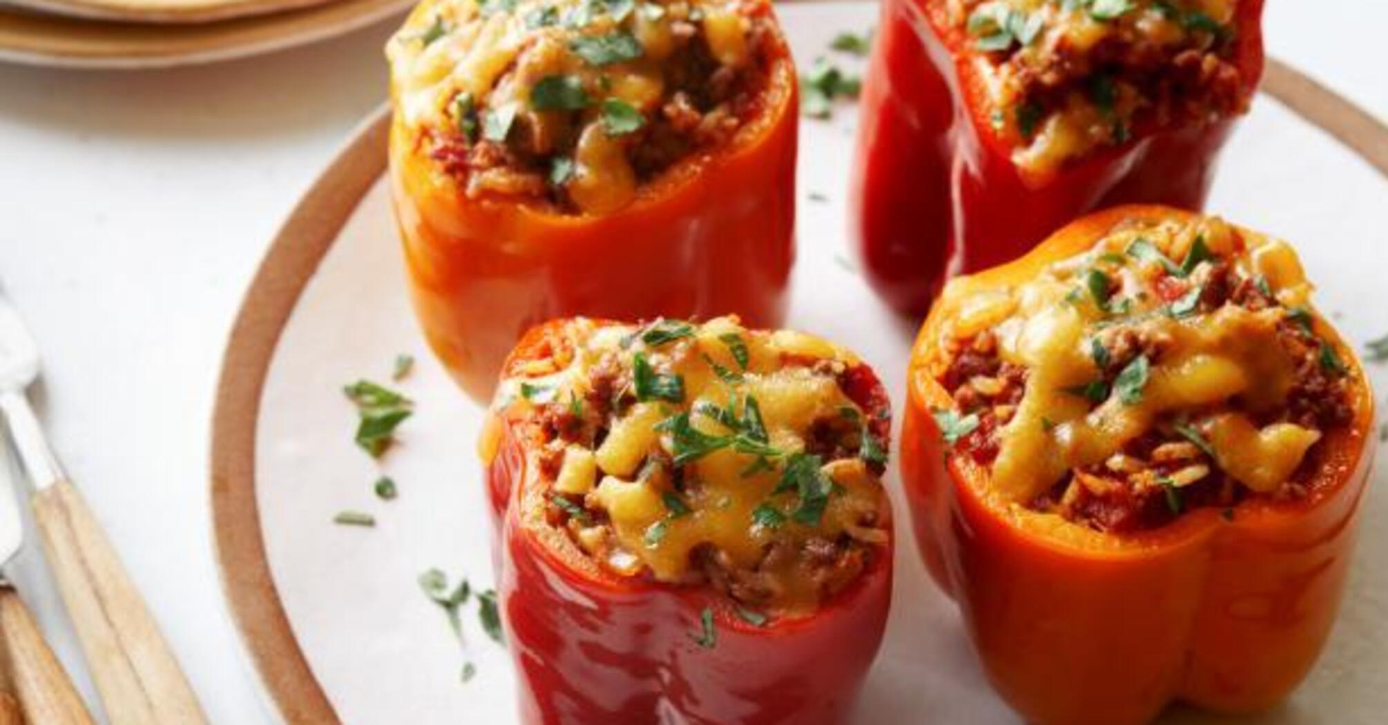 What to stuff peppers with for a delicious and cheap dish: just 10 minutes of preparation and they are ready for baking