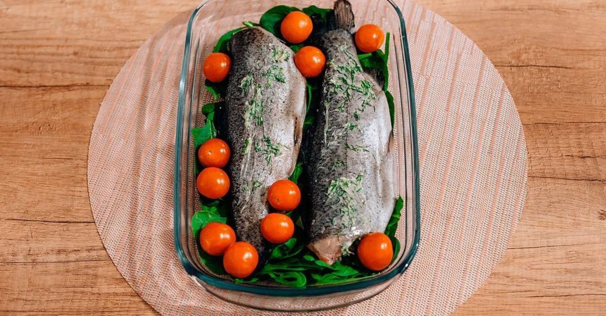 How to bake trout in the oven: budget dish in 30 minutes