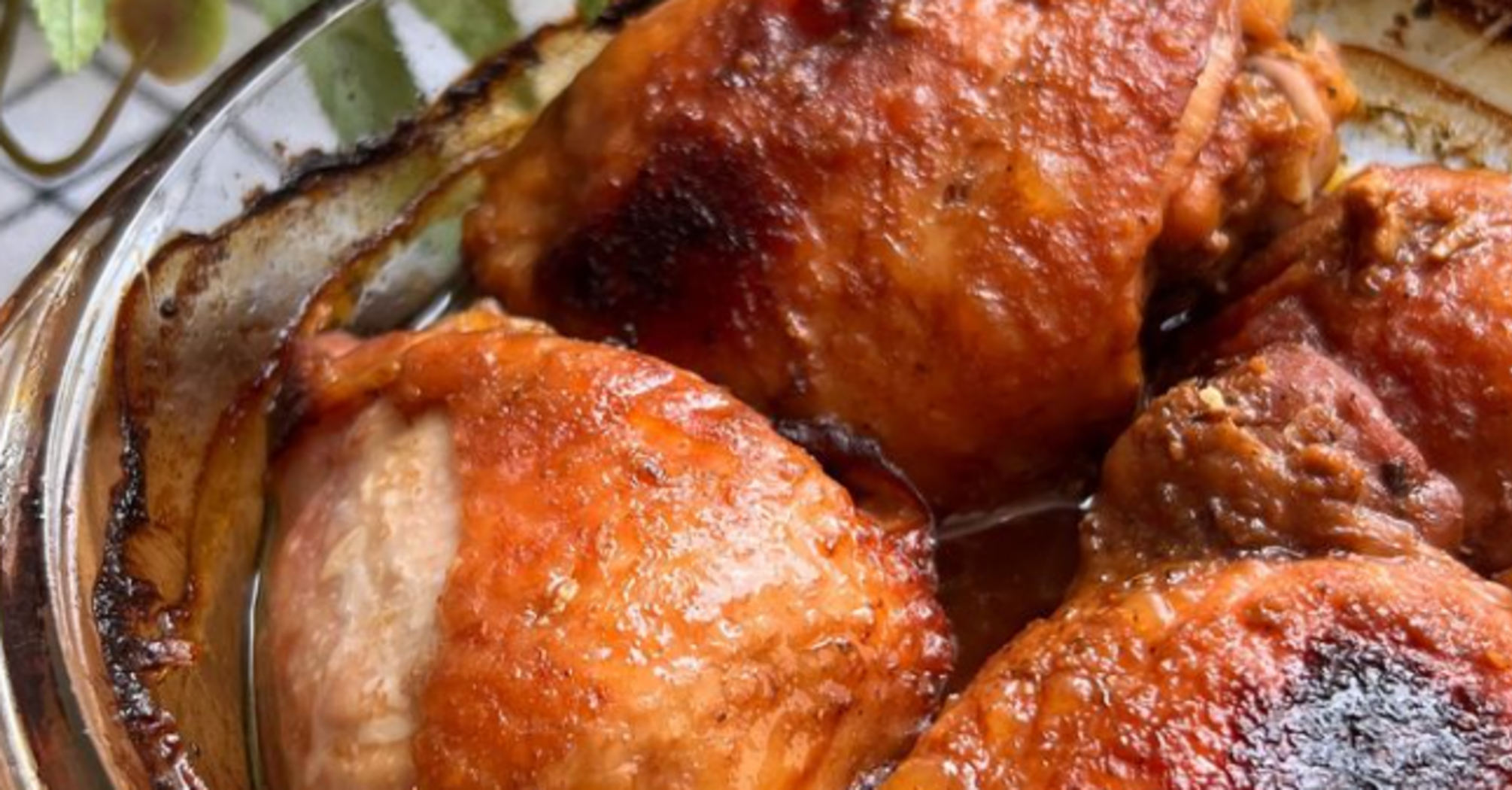 The juiciest chicken thighs in the oven: what to bake them with