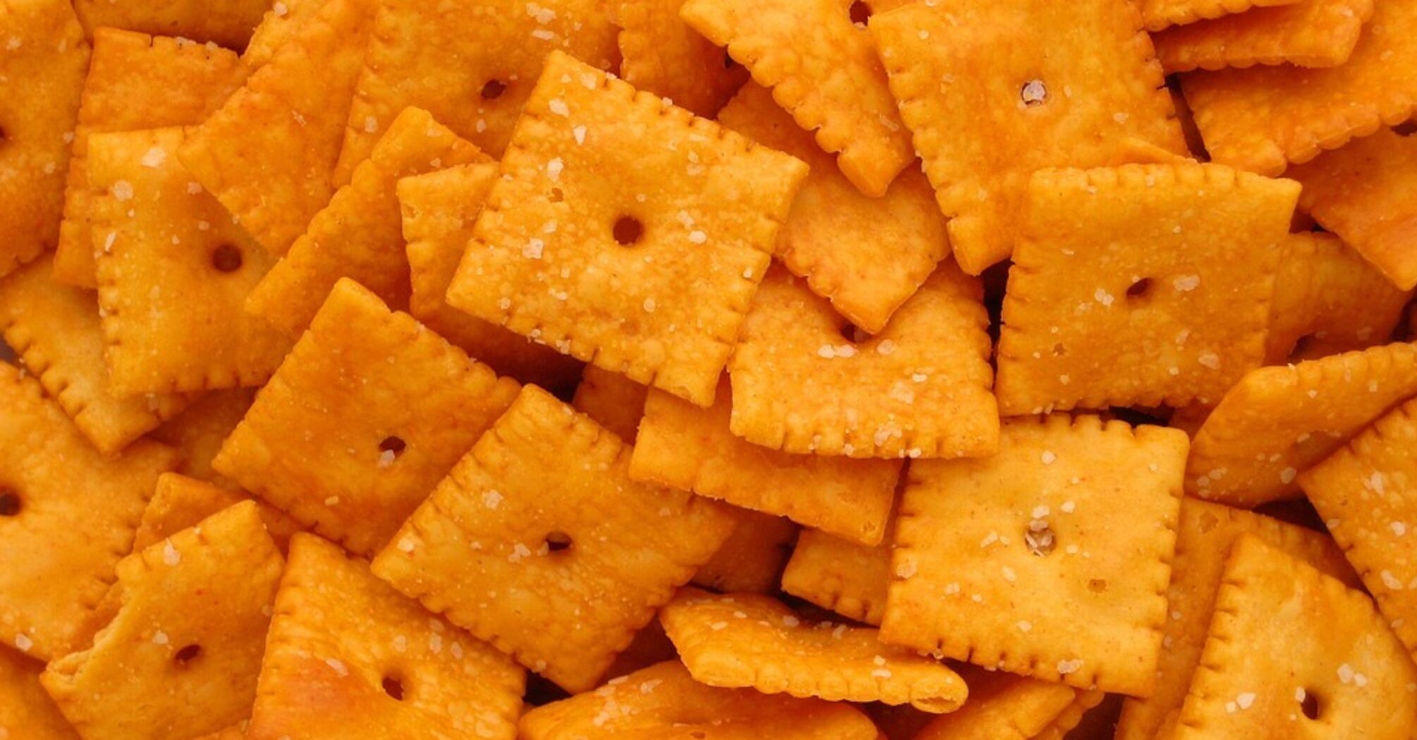 Crispy onion and salt crackers in 10 minutes: without milk and eggs