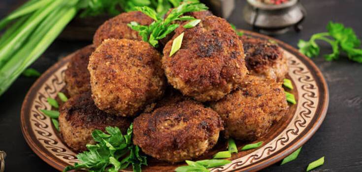 The ingredient that will make cutlets juicy: a recipe without flour and bread