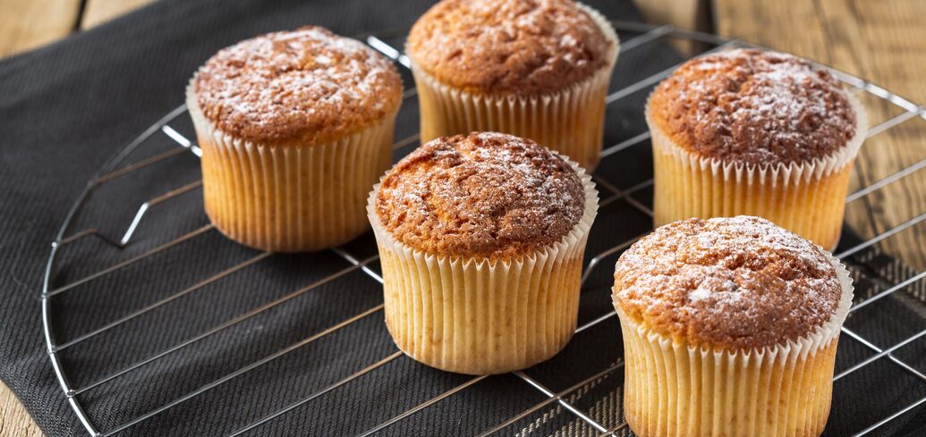 Muffins with rhubarb and white chocolate: how to quickly prepare a delicious coffee treat