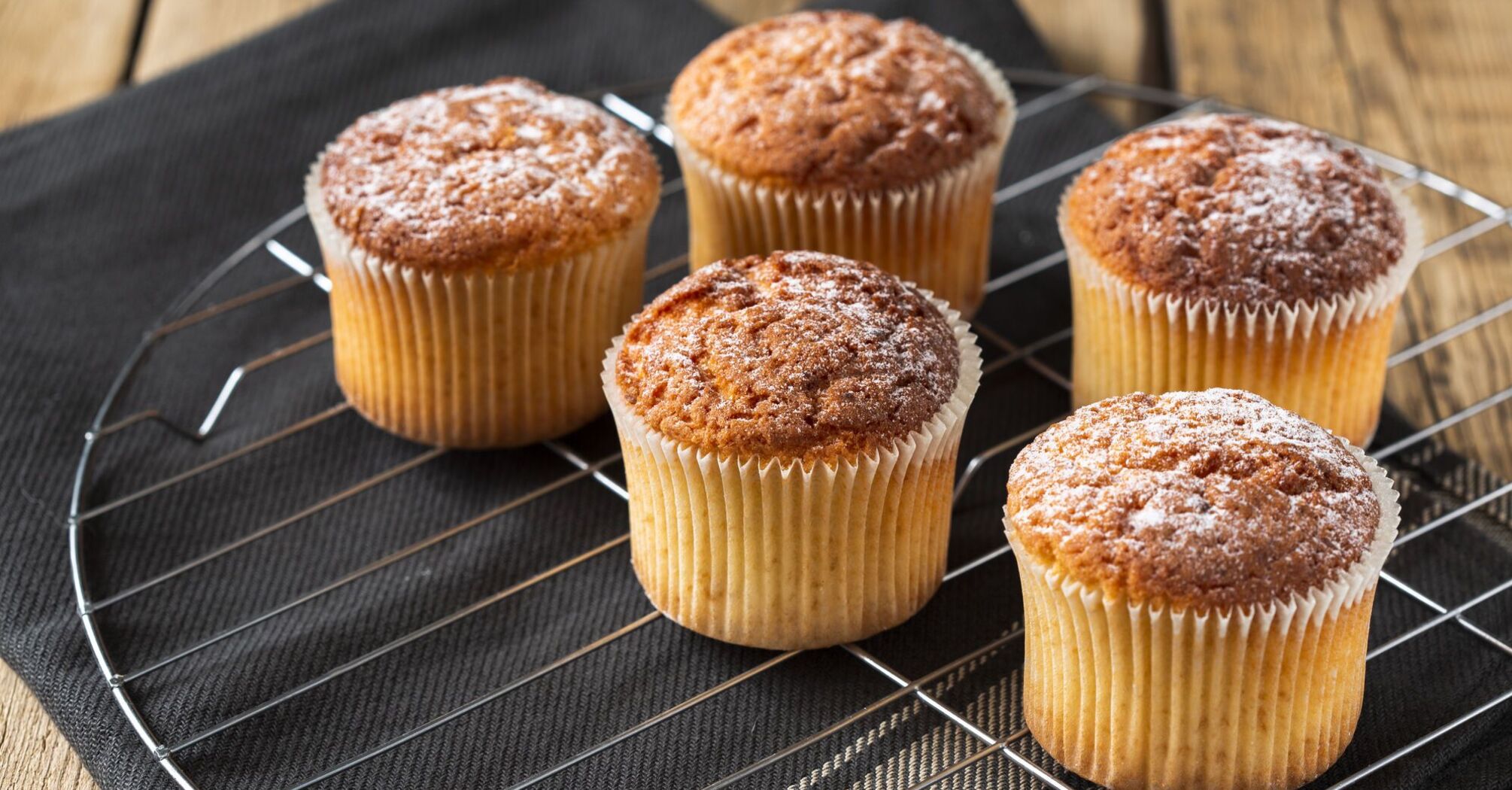 Muffins with rhubarb and white chocolate: how to quickly prepare a delicious coffee treat