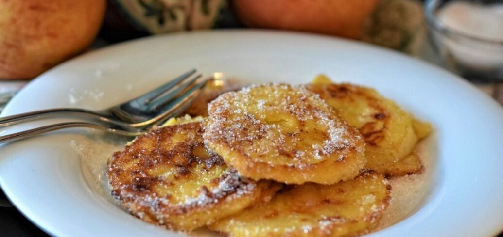 Fried pancakes with apples and bananas for children: a sugar-free recipe
