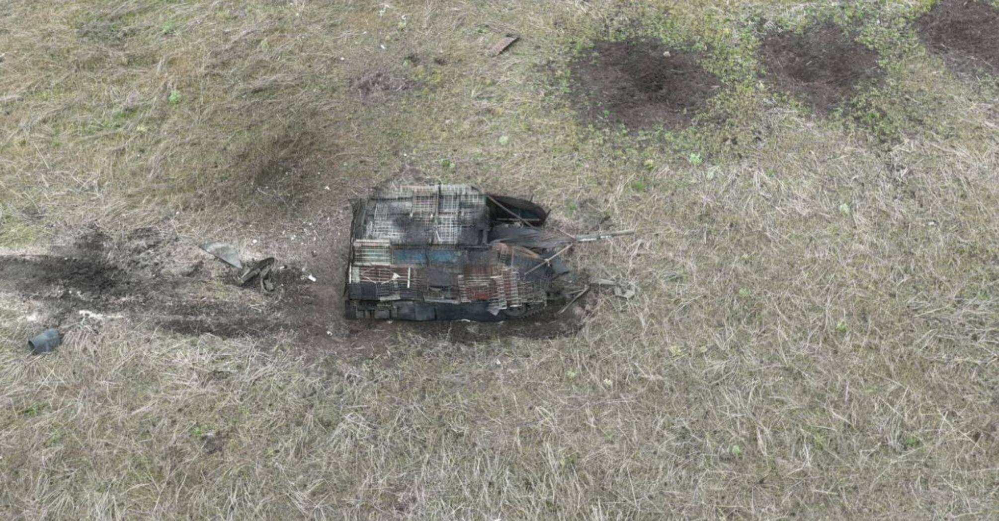 Wojna elektroniczna nie uratowała sytuacji: Ukraińskie Siły Zbrojne uderzyły w rosyjską szopę czołgową w pobliżu Krasnohoriwki. Zdjęcie