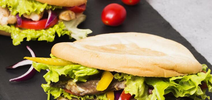 Chicken and caramelized onion sandwich: how to feed your family in a tasty and original way