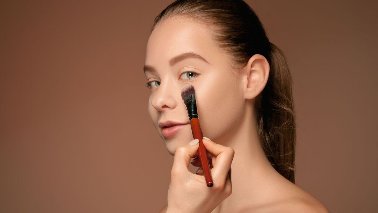 How to tighten your face in minutes: the concealer trick
