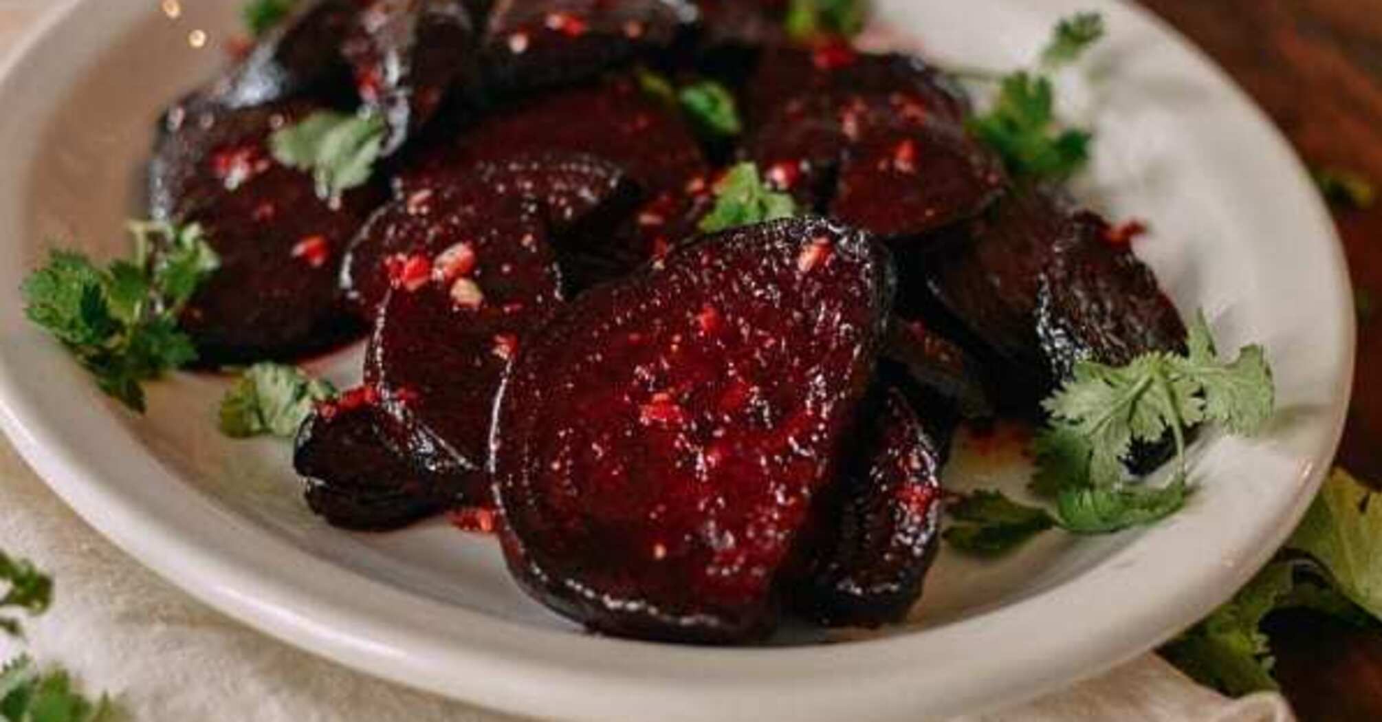 How to cook ordinary beets in a tasty and original way: a variant of a spectacular dish in the oven