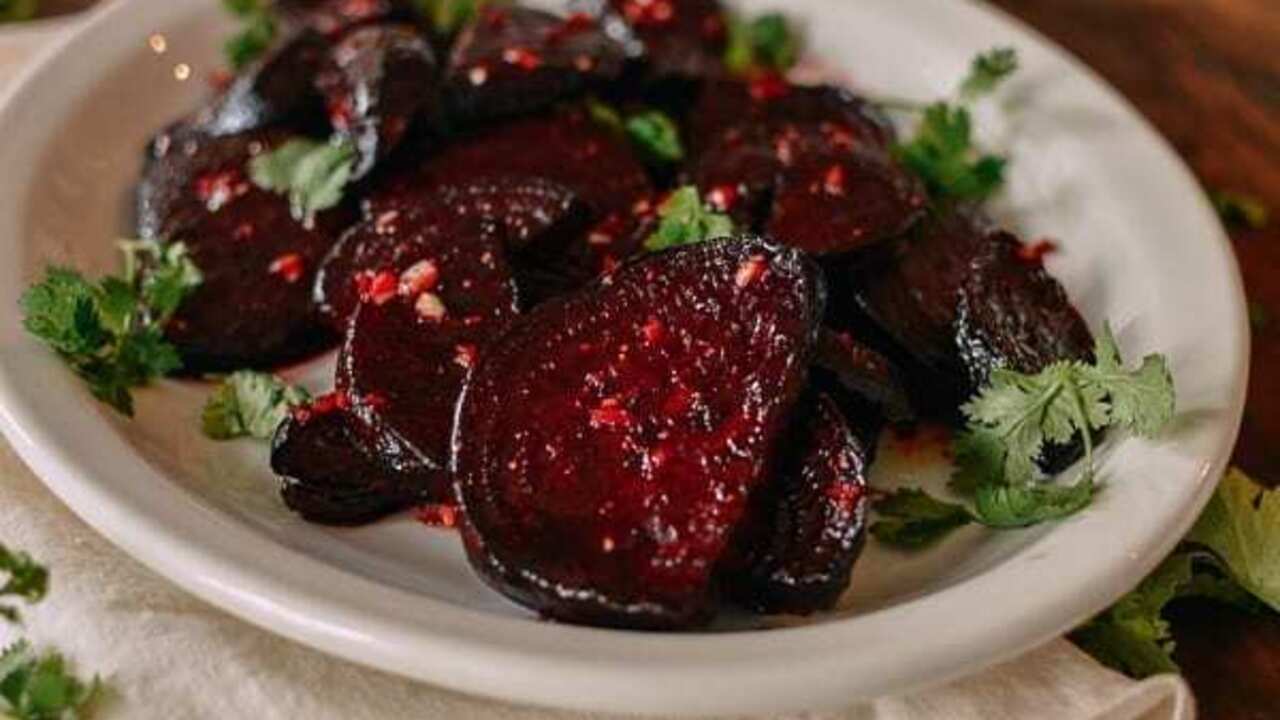 How to cook ordinary beets in a tasty and original way: a variant of a spectacular dish in the oven