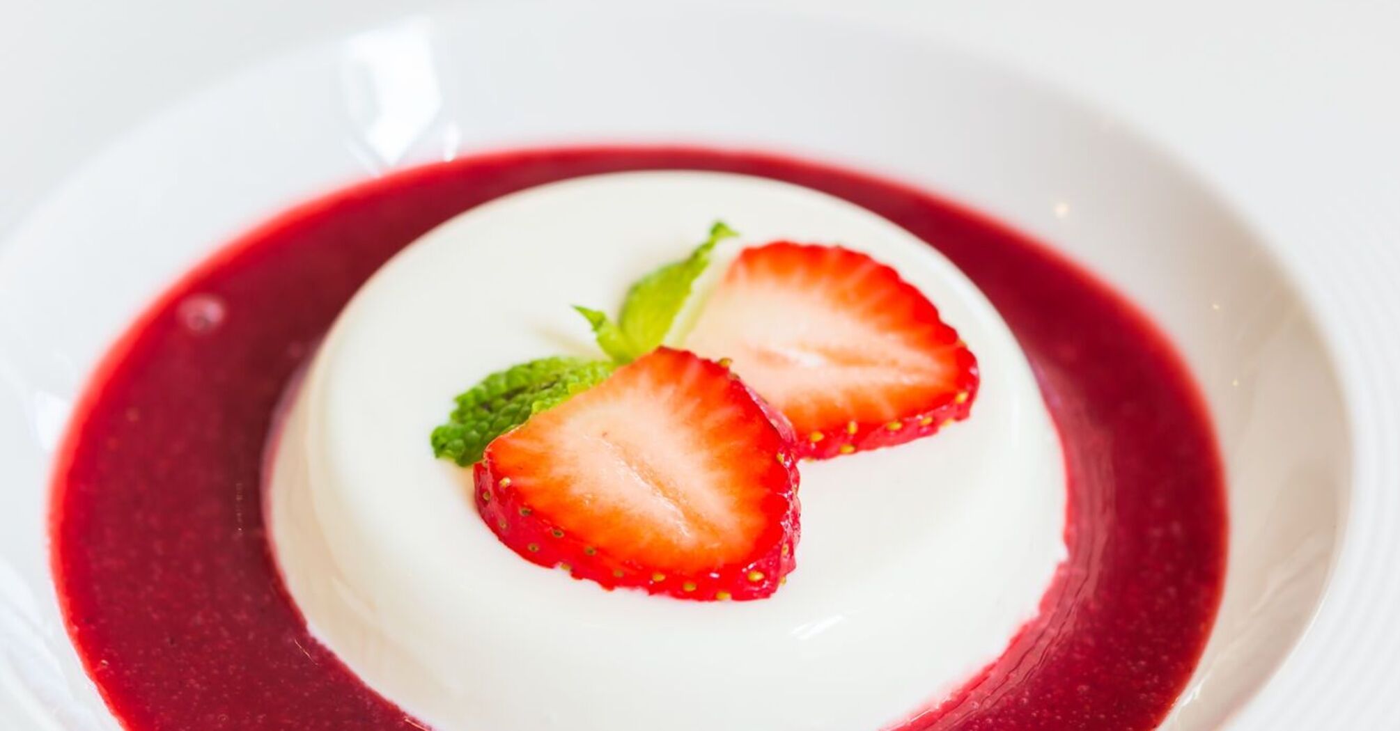 Strawberry panacotta: a simple dessert that everyone loves