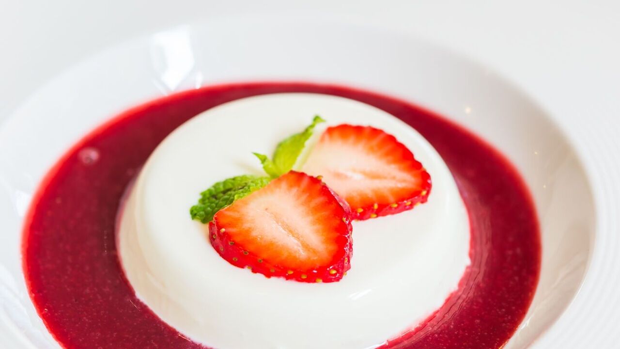 Strawberry panacotta: a simple dessert that everyone loves