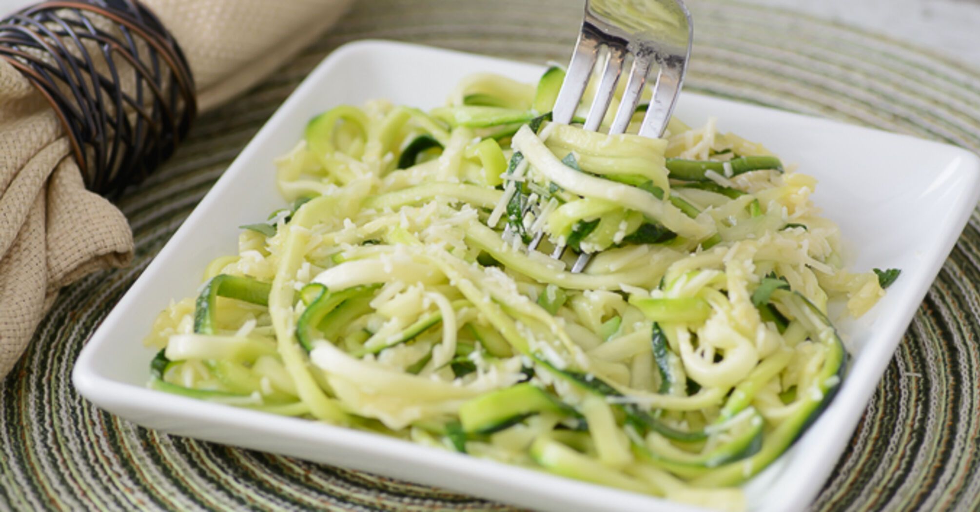 Delicious zucchini pasta instead of high-calorie pasta: perfect for lunch