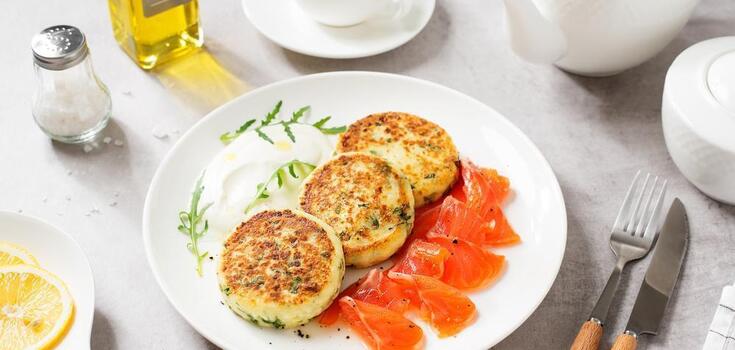 Salty syrniki that won't fall apart: what to make