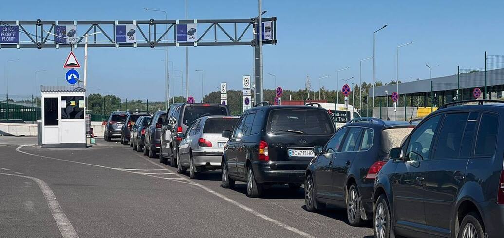 Long queues formed on the border of Ukraine and Poland