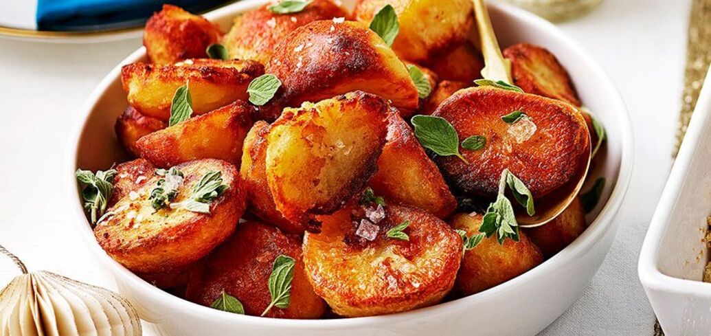How to bake new potatoes deliciously in the oven: no need to peel
