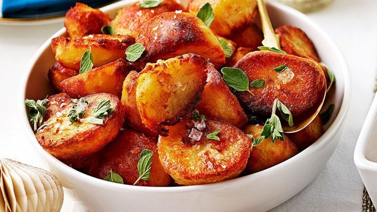 How to bake new potatoes deliciously in the oven: no need to peel