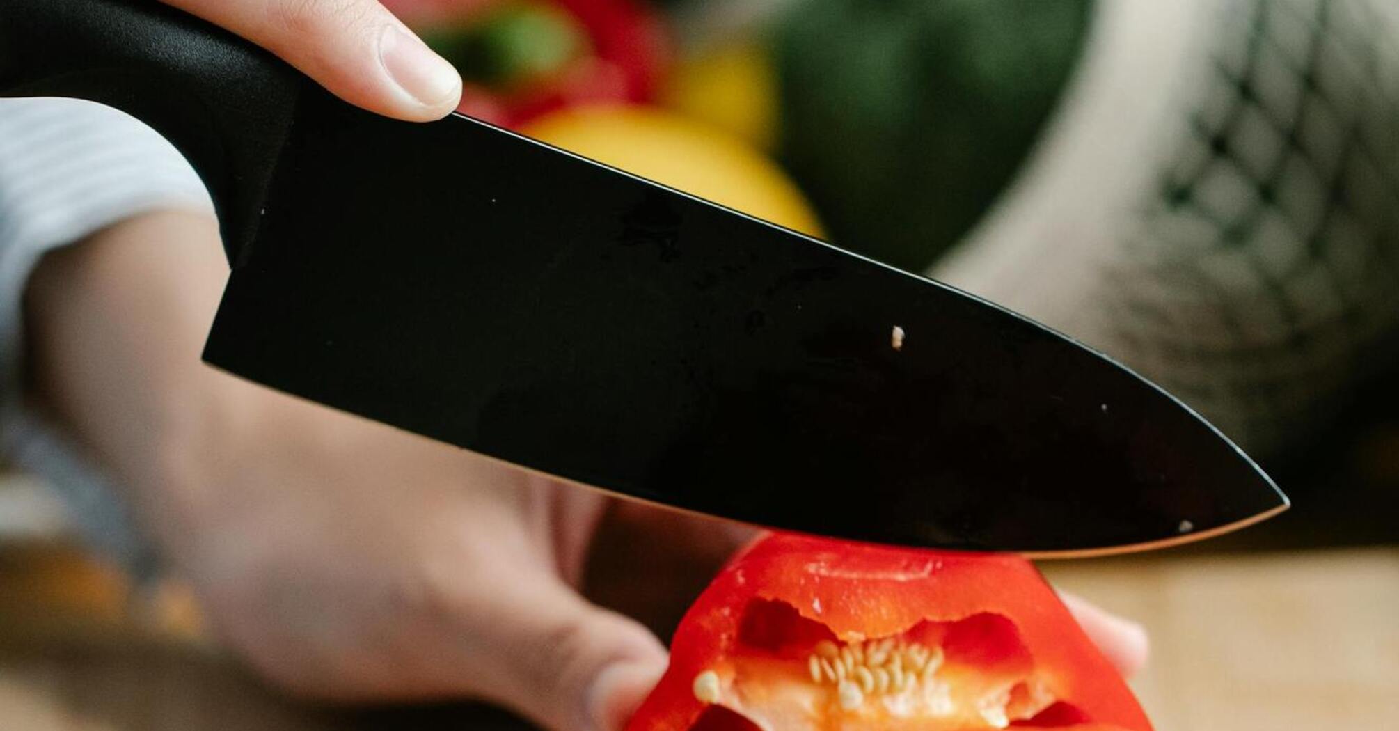 Metal will be dangerous or even break: what you should never wash kitchen knives with