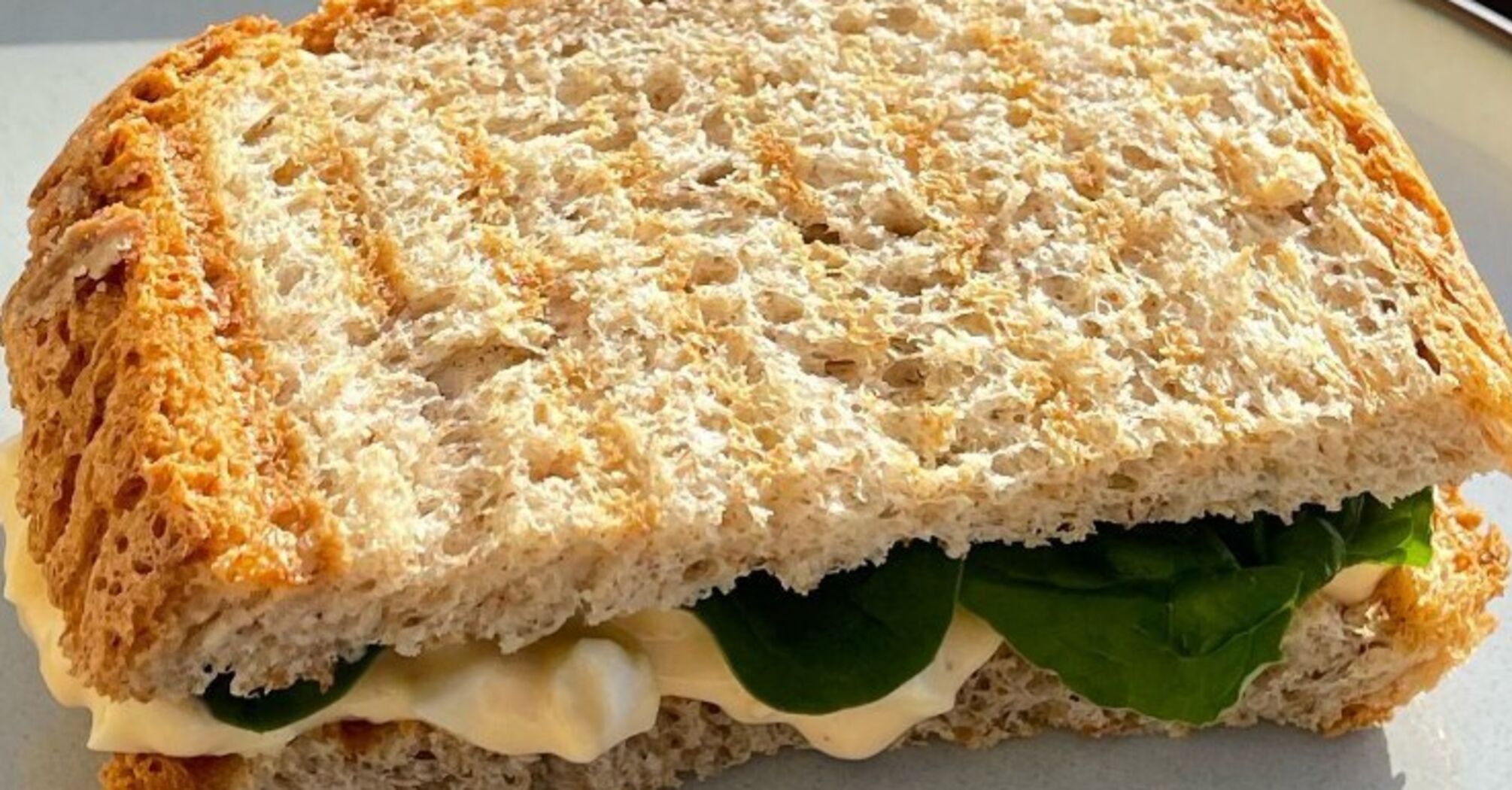Hot egg sandwich for breakfast: without mayonnaise, sausage and cheese