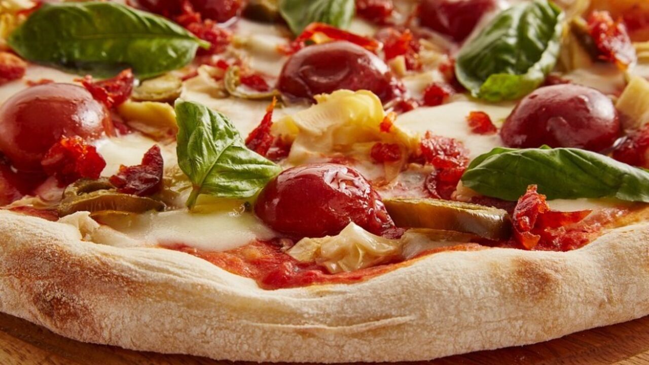 Delicious homemade pizza for children: dough without yeast and eggs
