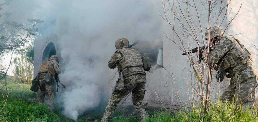 Sztab Generalny: wróg szturmuje ukraińskie oddziały w Wowczańsku i atakuje Lipcy z powietrza