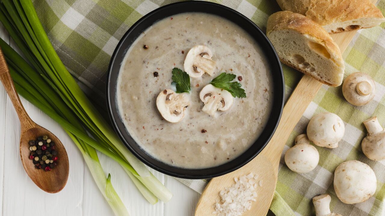 Cream of mushroom soup in 25 minutes: how to cook a restaurant dish in a hurry