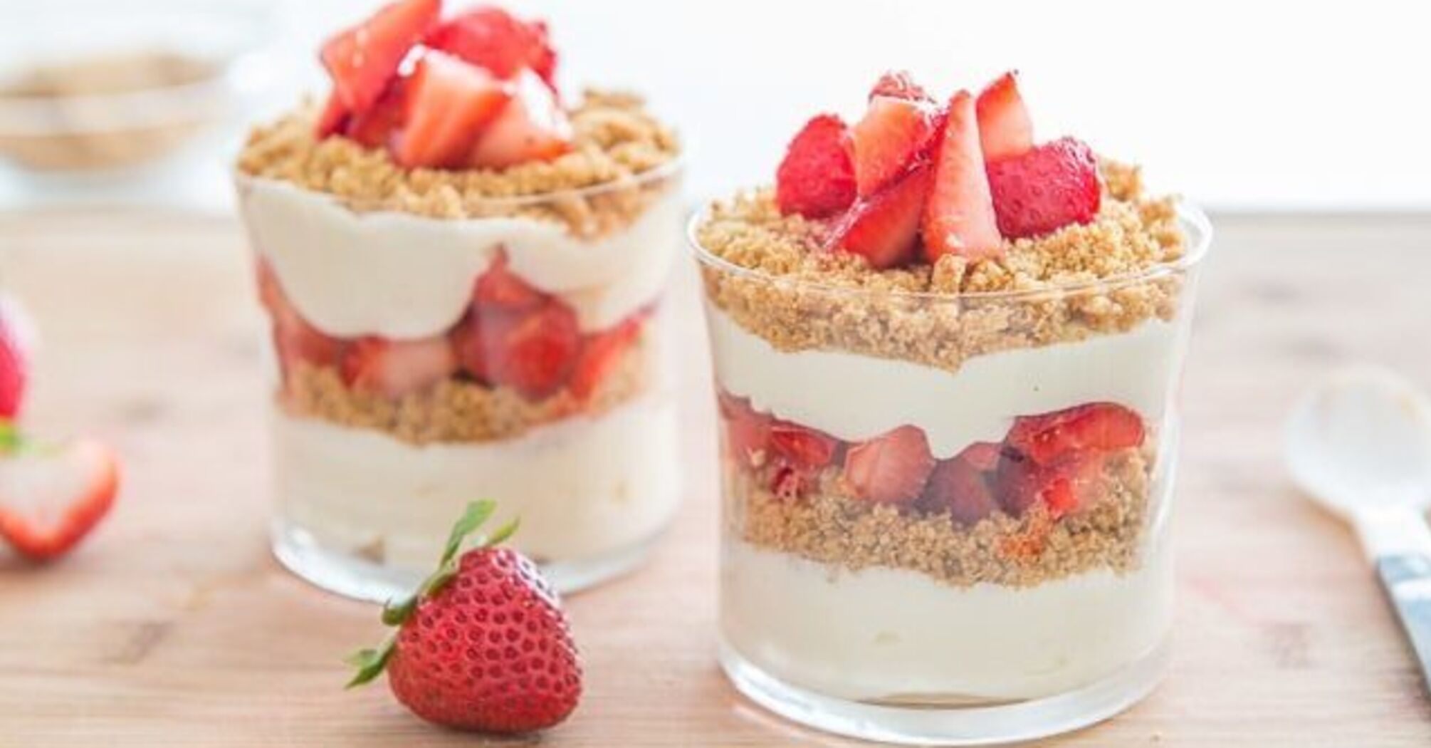 Simple strawberry dessert without baking: very convenient to serve in a bowl