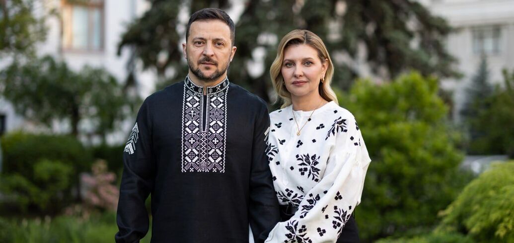 W stylu chusty Jaworowa i z herbami: Żeleńscy pokazali swoje symboliczne czarno-białe haftowane koszule za prawie 15 tys. hrywien. Zdjęcie.