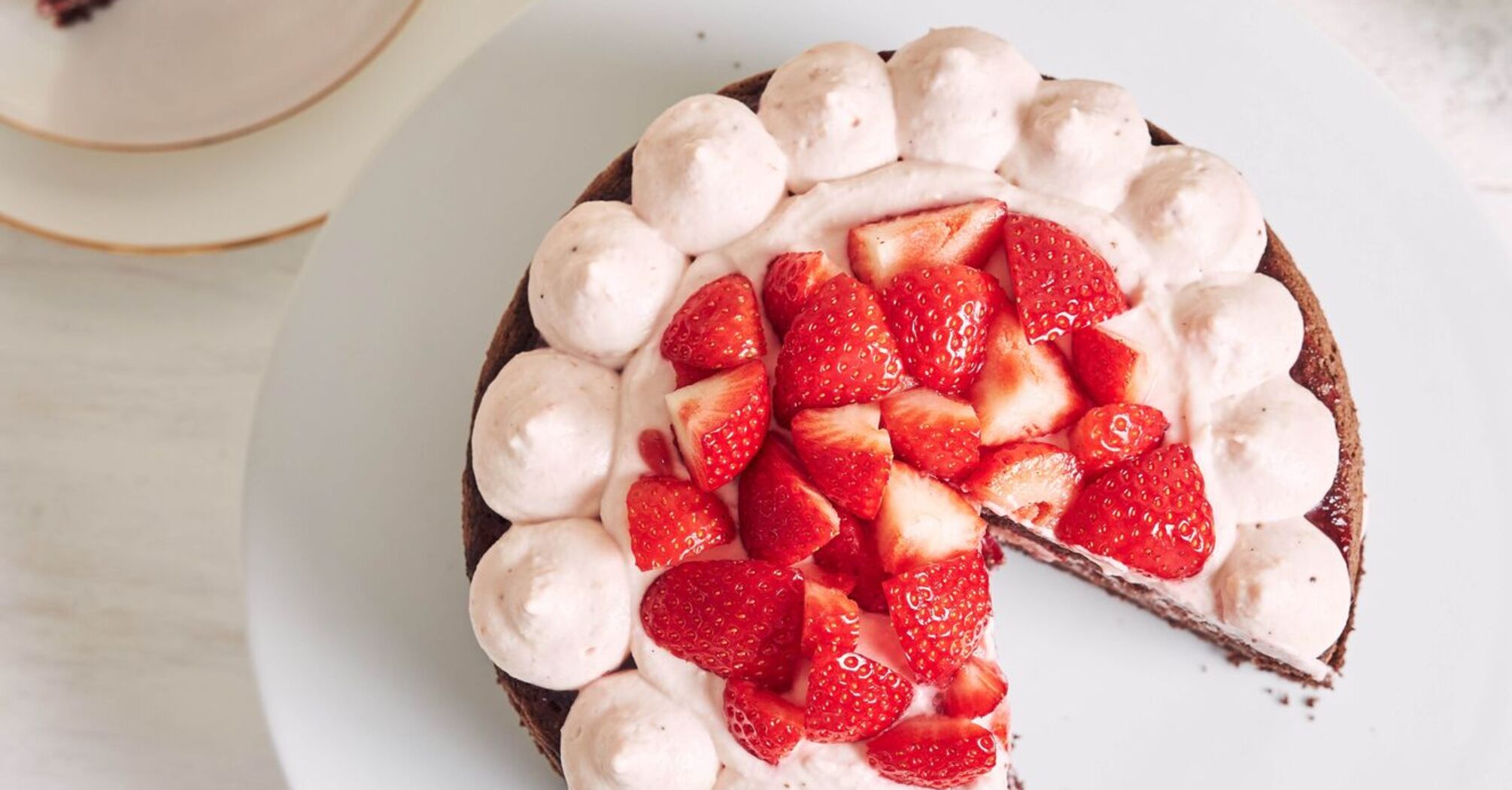 Strawberry pie with meringue: opening the season of the most delicious berry