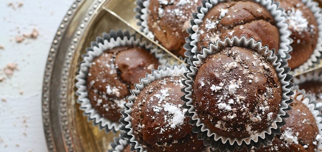 Chocolate muffins in a hurry: how to make a simple dough