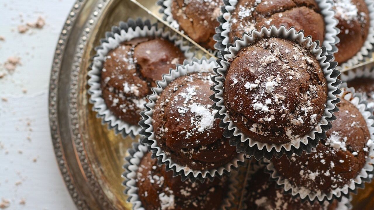 Chocolate muffins in a hurry: how to make a simple dough
