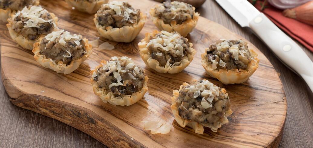 How to make delicious tartlets for a festive table: a variant of an elementary appetizer
