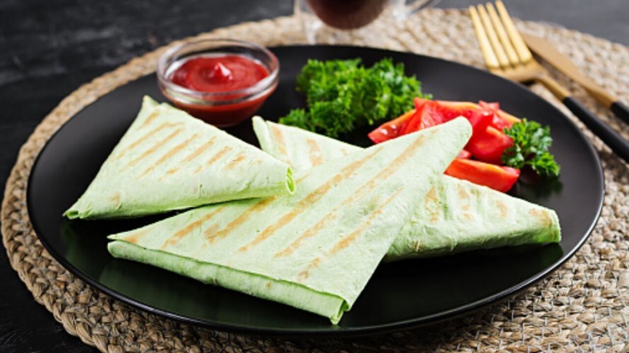 Juicy pita bread triangles in a pan: what to wrap in the filling