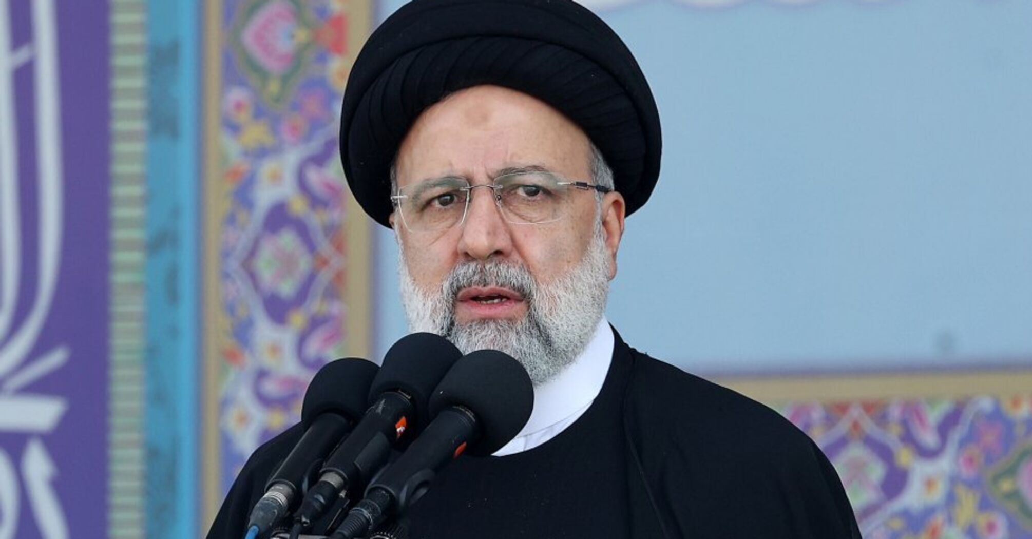 Helicopter with Iranian President Raisi crashes: details are known