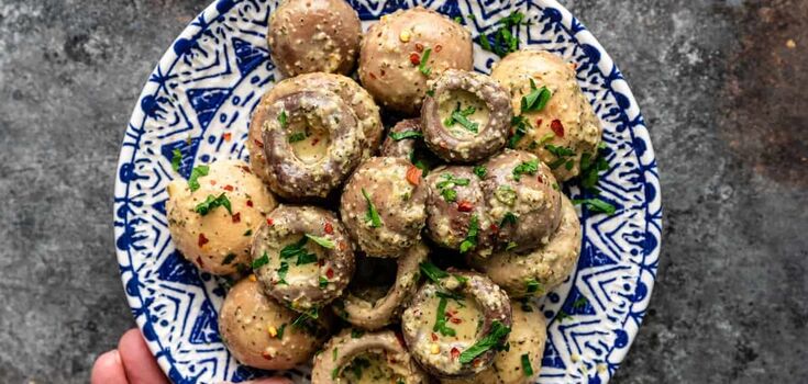 Simple baked mushrooms in 20 minutes: what to marinate them in