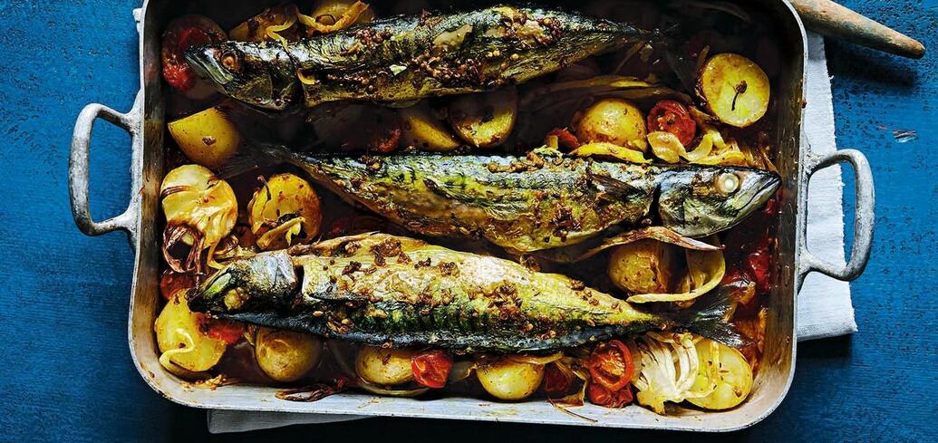 Delicious baked mackerel with potatoes: the fish just melts in your mouth